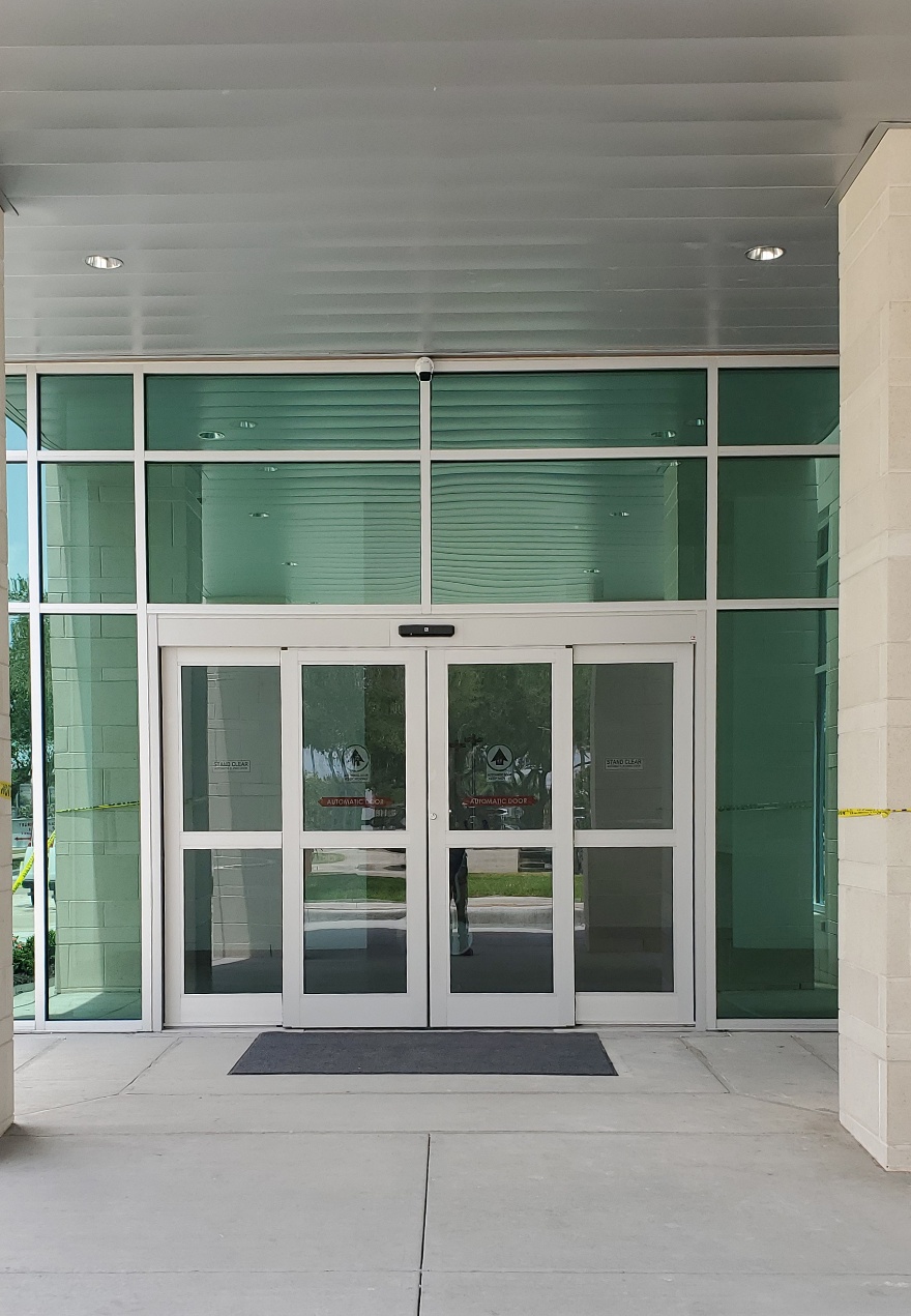 Automatic sliding door